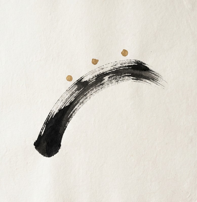 一筆の弧と3つの点 — スリーポイントの理念を表す墨絵